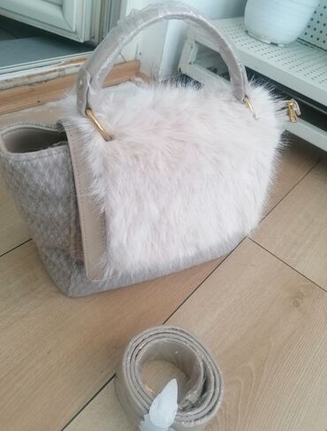 Torbe: Ženska torba sa preklopom od veštačkog krzna u bež boji. Torba ima dve — 9