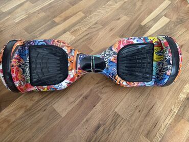 kreditle qarmon: Rəngarəng dizaynlı hoverbord. Hərəkət zamanı tarazlığı qorumağa kömək