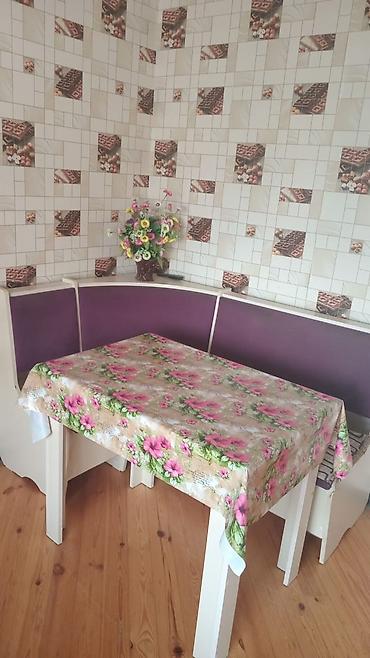 Metbex desti 110 azn. Divan bazalidir, olcusu 1,50×1m. Masanin olcusu