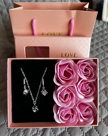 love is: Подарочный набор “LOVE FOREVER”: украшения + декоративные розы — 1