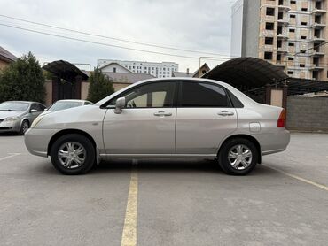 жакшы машина: Серебристый седан Suzuki Liana, 2004 года выпуска, с классическим