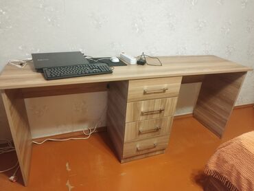 Masa və oturacaq dəstləri: Kompüter masası, İşlənmiş, Açılmayan, Laminat, Dördbucaq masa