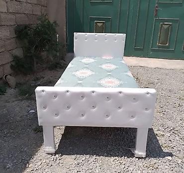 matras ustu dosək: Təzə çarpayılar. Taxtadan yıgılır ustu dikdən 2 sm maçalkası var — 1