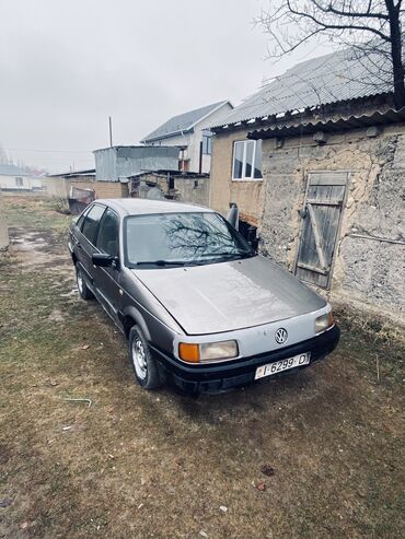 Volkswagen: Volkswagen Passat: 1988 г., 1.8 л, Механика, Бензин, Седан