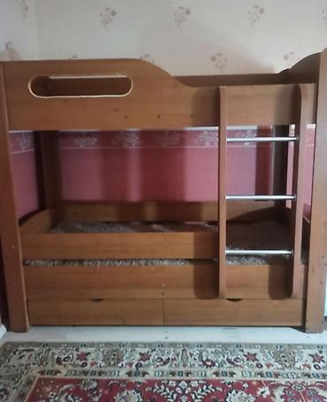 study table: Двухъярусная детская кровать, Б/у, ЛДСП, цвет - Коричневый — 1