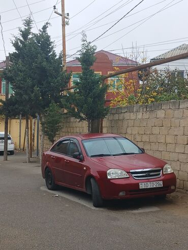 Digər Avtomobillər: Qırmızı rəngli 4 qapılı sedan Mühərrik və ötürmə: - Benzinli mühərrik — 1