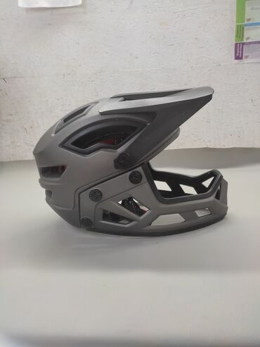 Велоаксессуары: Продаю шлем очень лёгкий. Скула снимается козырек регулируется. Прошу