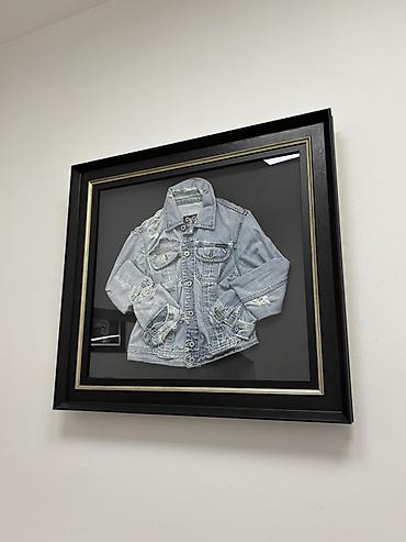 Kancelarijski setovi nameštaja: Cena uključuje: -Pult, stolica za pult -3 slike -3 velika štendera — 7