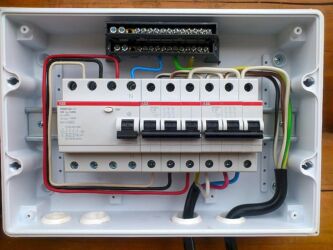 Электрики: Электрик | Перенос электроприборов, Прокладка, замена кабеля, Установка распределительных коробок Больше 6 лет опыта — 8