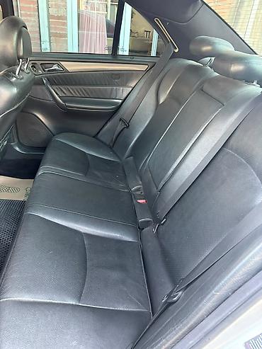 Mercedes-Benz: Mercedes-Benz C-Class sedan (W203), gümüşü rəng. - Kuzov: 4 qapı — 5