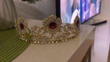 Aksesoari za kosu: Krune sve po 1400din na lalafo.rs — 10 Aksesoari za kosu: Krune sve po 1400din — 10