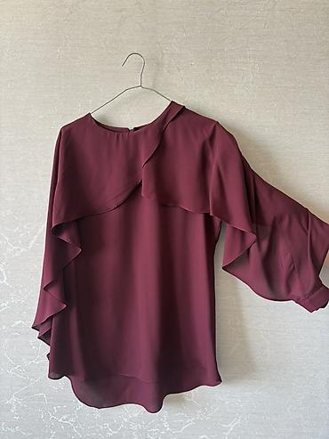 Bordo rəngli qadın bluzası - Model: asimmetrik kəsimli, dalğalı volan