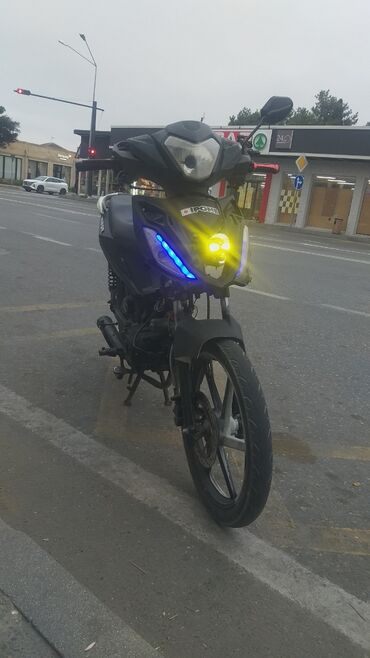 Kvadrosikllar: Motoped / skuter tipli motosiklet Xüsusiyyətlər: - Rəng: qara - Ön