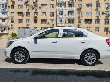 Bu ağ rəngli Chevrolet Cobalt sedanı etibarlı və praktik avtomobil