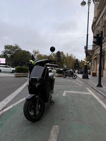 Kvadrosikllar: Şəhər üçün elektrik skuter - Rəng: tam mat qara, minimalist dizayn -