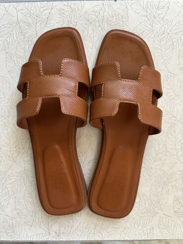 кожаные сандалии: Кожаные шлепки под Hermes 37р, надевала один раз не подошли, покупала