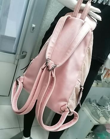 prodaja novcanika: Elegantan ženski ranac u roze zlatnoj boji, izrađen od materijala koji — 4