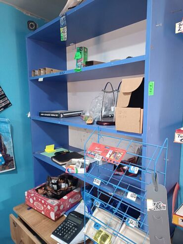hazir biznes magaza: Bağlanmış mağazada mağazaya aid vitrler stol polka