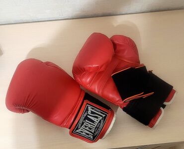 резинки для спорта купить: Боксерские перчатки Everlast + легкоатлетические шиповки - Боксерские