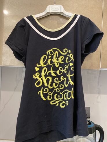 Dəstlər, kostyumlar: Qadın geyimləri 3 azn her biri 1) Açıq boz rəngli qısaqol bluz: - — 12