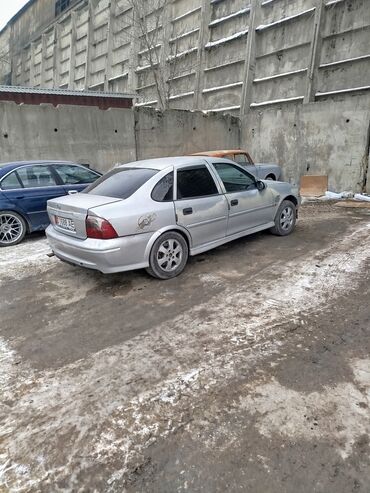 Opel: Opel Vectra: 2001 г., 1.8 л, Механика, Бензин, Седан