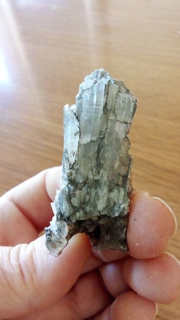 Kristali i minerali: Prirodni mineralni uzorak sa raznim bojama, uključujući plave, zelene — 24