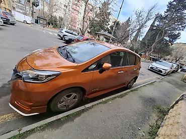 генератор фольксваген: Nissan Note e-POWER, narıncı rəngli, şəhər üçün ideal hibrid (benzin — 4