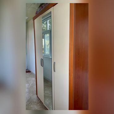 Kreslolar: İşlənmiş, Açılan, 3 qapılı Düz dolab, Qarderob, paltar dolabı