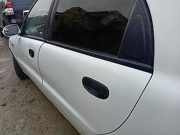 Digər avtomobillər: Ağ rəngli sedan avtomobil Xüsusiyyətlər: - Kuzov: 4 qapılı sedan, ağ — 7