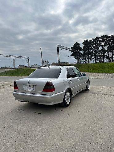 pegah yag: Mercedes-Benz 230: 2.3 l | 1999 il Sedan — 2