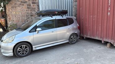 маленькая машина: Honda Fit: 1.3 л, Автомат, Бензин, Хэтчбэк