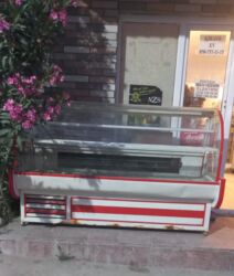 Gözəllik və estetika avadanlığı: Vitrin soyuducu – uzunu 2 metrdən çox. Şüşə vitrinli, ön hissədə geniş