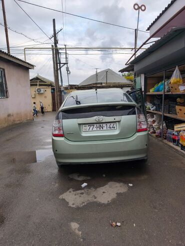 Toyota: Günlük arendaya verilir. 15 manat gündəlik. Depozit : 700 manat