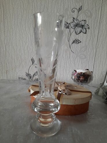 ваза напольная стеклянная высокая без узора: Хрустальная ваза советских времён.Цена 20 азн