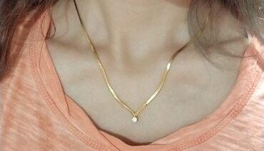 majica poklon ogrlica: Prelepa ogrlica, nije pravo zlato ali deluje kao da jeste