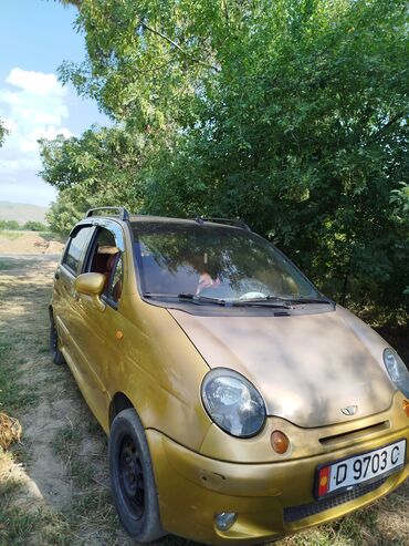 холодильник для машина: Автомобиль Daewoo Matiz золотистого цвета с компактным кузовом