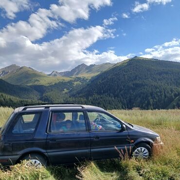 дом на колесо: Mitsubishi Space Wagon (минэвэн), тёмно‑синий цвет, 5 дверей, левый