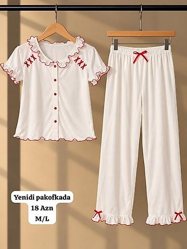 Qadın pijama dəsti - Rəng: ağ, qırmızı detallarla - Üst: qısaqol