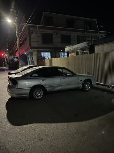 жакшы машина: Автомобиль Mazda 626, седан, серебристого цвета, с механической