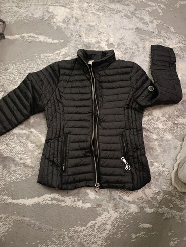 Пуховики и зимние куртки: Продается верхняя одежда бу в отличном состоянии по сом, при покупке — 7