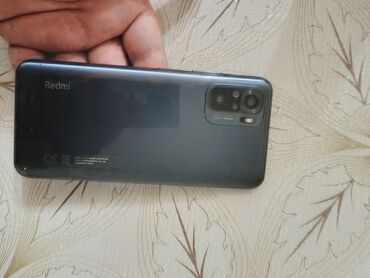 телефон fly ds128: Arxa tərəfində dörd kameralı modulu olan tünd boz rəngli Xiaomi Redmi