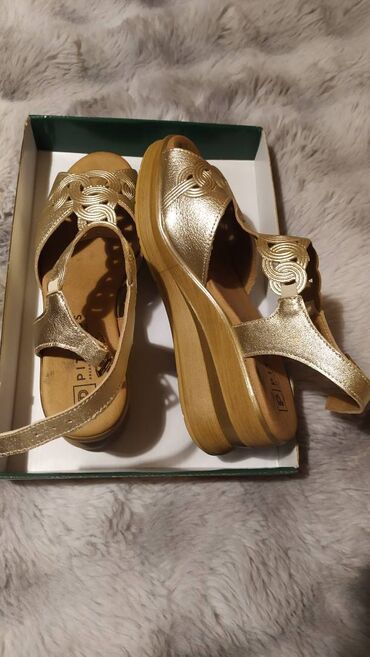 Γυναικεία είδη Υπόδησης: Σανδάλια.

Πολύ άνετα και μαλακά. Μέγεθος 38 — 4