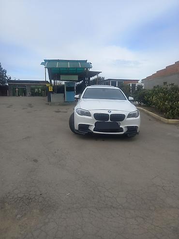 bmw z4 satilir: BMW 5 Series sedan (F10) – ağ rəng, M‑paket üslublu eksteryer. masin — 9
