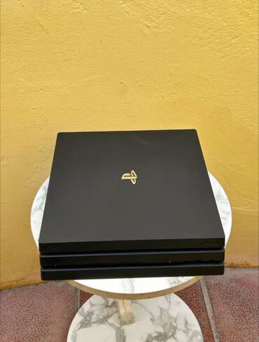 Masaüstü kompüterlər və iş stansiyaları: PlayStation4 pro 1 tb yaddasdi 2 jostik 2 zaryatka sunurlari kabelləri