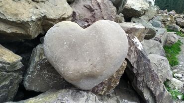 купим монеты: Камень виде сердца 💕 естественный, кило примерно 40