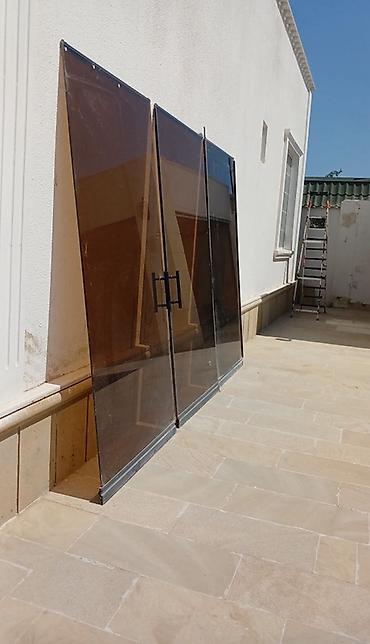 Qapılar və aksessuarlar: Tünd şüşə sürgülü qapı dəsti 2 ededi eni 1 metre hündürlükü 2.50 biri — 1