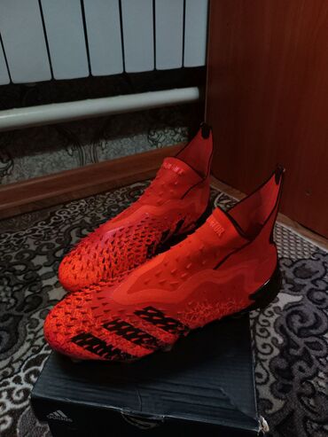 ортопедическая обувь для взрослых: Футбольные бутсы Adidas Predator Freak в ярком красном цвете с черными