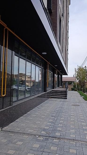 Коммерческое помещение с витражным остеклением на первом этаже