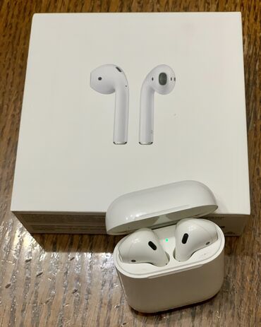 чехлы бу: Продаю AirPods 2 в отличном состоянии! Два чехла в подарок!