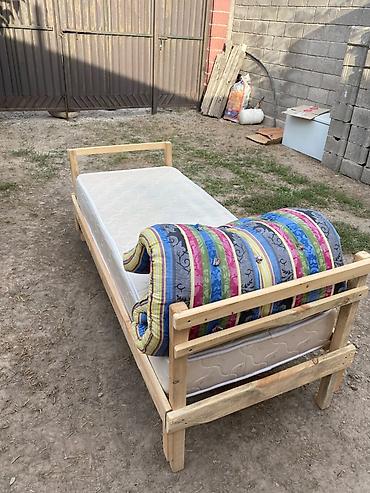 bunk bed: Односпальная кровать из массивной древесины с матрасом. - Каркас — 1
